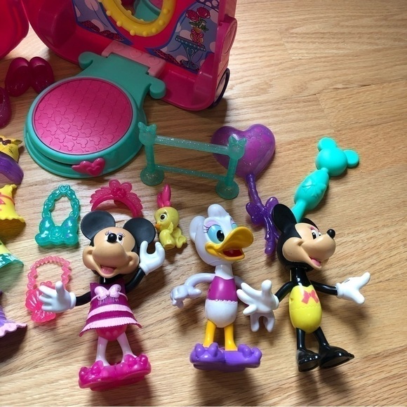Disney Minnie Mouse Dress Up N Go Bowtique Runway Play Set Snap On Clothes - Picture 3 of 9